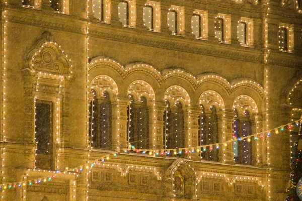 圣诞装饰在立面，五颜六色的节日灯，花环。新年在莫斯科俄罗斯首都。降雪 — 图库照片