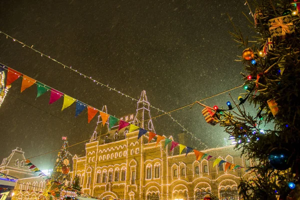 MOSCOU, RUSSIE - 06 DÉCEMBRE 2017 : Décorations de Noël sur une façade, grand sapin de Noël avec boules et cadeaux, illumination nocturne de la ville. Nouvel An à Moscou, Russie. Grandes chutes de neige — Photo