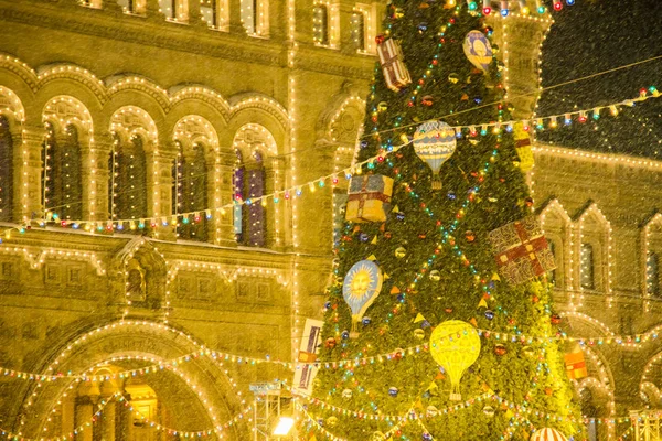 MOSCOU, RUSSIE - 06 DÉCEMBRE 2017 : Décorations de Noël sur une façade, grand sapin de Noël avec boules et cadeaux, illumination nocturne de la ville. Nouvel An à Moscou, Russie. Grandes chutes de neige — Photo