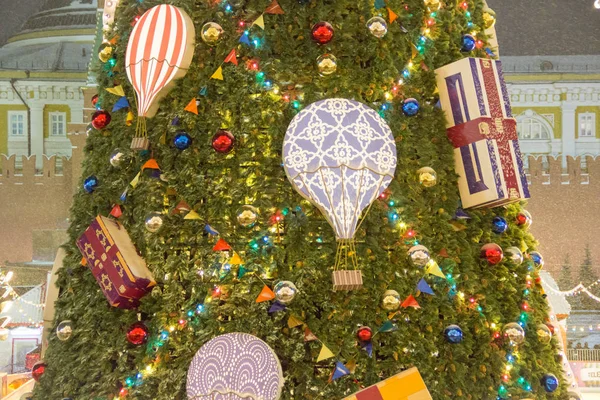 MOSCOU, RUSSIE - 06 DÉCEMBRE 2017 : grand sapin de Noël avec boules et cadeaux sur la Place Rouge, illumination nocturne de la ville — Photo