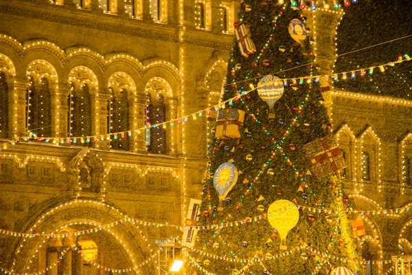 MOSCA, RUSSIA - 06 DICEMBRE 2017: Decorazioni natalizie su facciata, grande albero di Natale con palline e regali, illuminazione notturna della città. Capodanno a Mosca, Russia. Nevicate abbondanti — Foto Stock