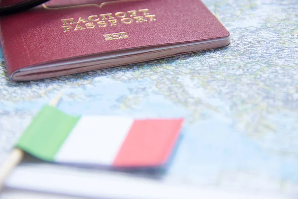 Adventure concept. Zonnebril, kleine Italië vlag en paspoort op de kaart — Stockfoto