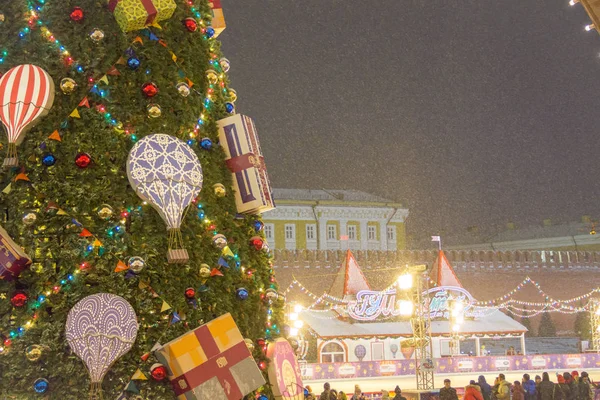 Moskau, russland - 06. Dezember 2017: Gummibahn auf dem Roten Platz in Moskau. großer Weihnachtsbaum mit Dekorationsgeschenken — Stockfoto