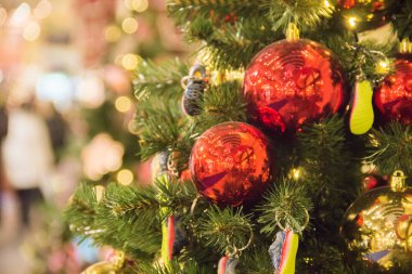 Moskova, Rusya - 06 Aralık 2017:Noel ağacı arka planı ve Noel süslemeleri. Yeşil köknar renkli topları ve oyuncaklar