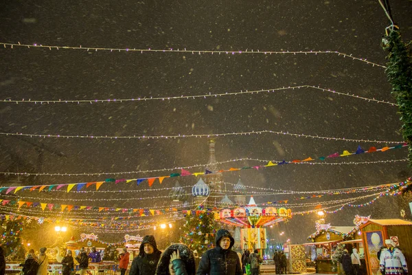 MOSCOW, RÚSSIA - 06 de dezembro de 2017: Pessoas no mercado de Natal na Praça Vermelha, no centro da cidade de Moscou — Fotografia de Stock