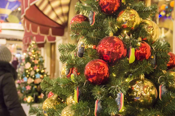 Moskau, Russland - 06. Dezember 2017: Hintergrund des Weihnachtsbaums und Weihnachtsschmuck. Bunte Kugeln und Spielzeug auf grüner Tanne — Stockfoto