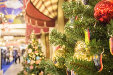 Moskova, Rusya - 06 Aralık 2017:Noel ağacı arka planı ve Noel süslemeleri. Yeşil köknar renkli topları ve oyuncaklar