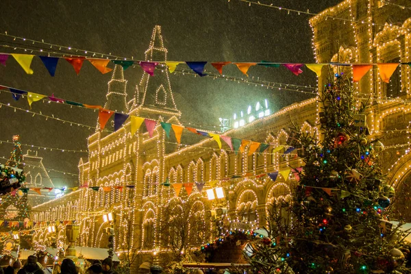 MOSCOU, RUSSIE - 06 DÉCEMBRE 2017 : Les gens sur le marché de Noël sur la Place Rouge dans le centre-ville de Moscou — Photo