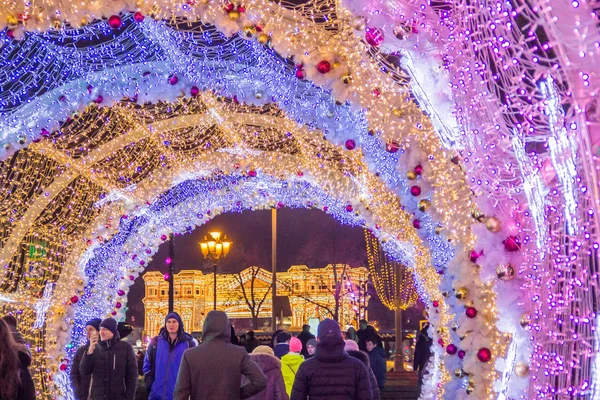 MOSCOU, RUSSIE - 21 DÉCEMBRE 2017 : Les gens et les touristes marchent le long de la rue Tverskaya décorée pour le Nouvel An et les vacances de Noël — Photo