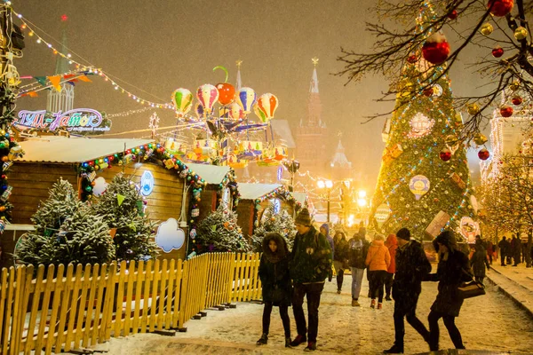 MOSCOU, RUSSIE - 06 DÉCEMBRE 2017 : Les gens sur le marché de Noël sur la Place Rouge dans le centre-ville de Moscou — Photo