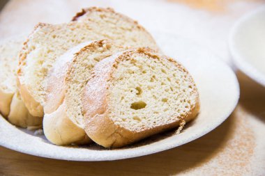 Masada beyaz bir tabakta ekmek poudered dilimleri