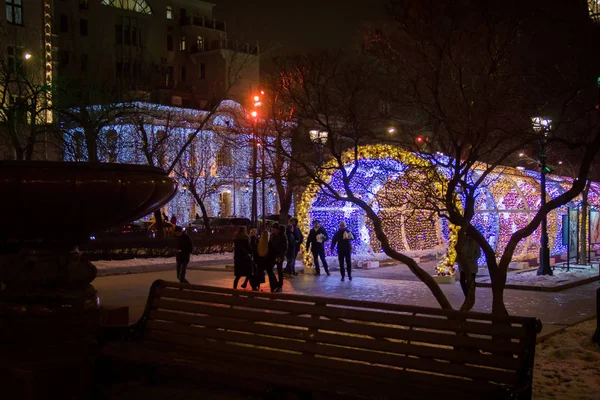 MOSCOU, RUSSIE - 21 DÉCEMBRE 2017 : Les gens et les touristes marchent le long du boulevard Tverskoi décoré pour le Nouvel An et Noël — Photo