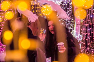 Moskova, Rusya - 21 Aralık 2017: İnsanlar ve turistler Yeni Yıl ve Noel tatilleri için dekore edilmiş Tverskaya caddesi boyunca yürüyorlar