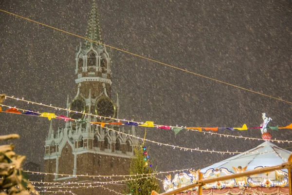 MOSCOU, RUSSIE - 06 DÉCEMBRE 2017 : Chute de neige sur la place Rouge à Moscou. Nouvel An et Noël.Spasskaya tour — Photo
