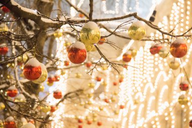 Moskova, Rusya - 06 Aralık 2017:Cephede Noel süslemeleri, şehir gecesi aydınlatması. Moskova'da Yeni Yıl