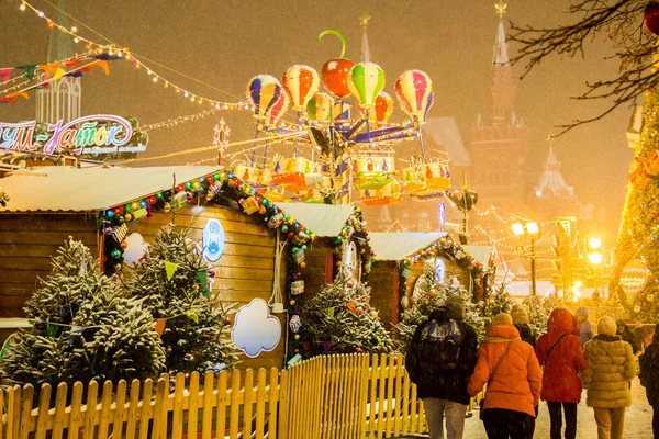 Μόσχα, Ρωσία-06 Δεκεμβρίου 2017: άνθρωποι σε Χριστουγεννιάτικη αγορά στην κόκκινη πλατεία στο κέντρο της Μόσχας — Φωτογραφία Αρχείου