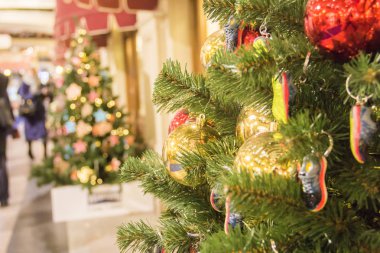 Moskova, Rusya - 06 Aralık 2017:Noel ağacı arka planı ve Noel süslemeleri. Yeşil köknar renkli topları ve oyuncaklar