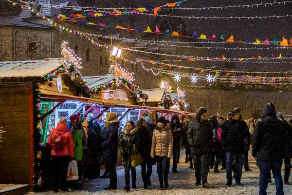 MOSCOU, RUSSIE - 06 DÉCEMBRE 2017 : Les gens sur le marché de Noël sur la Place Rouge dans le centre-ville de Moscou — Photo