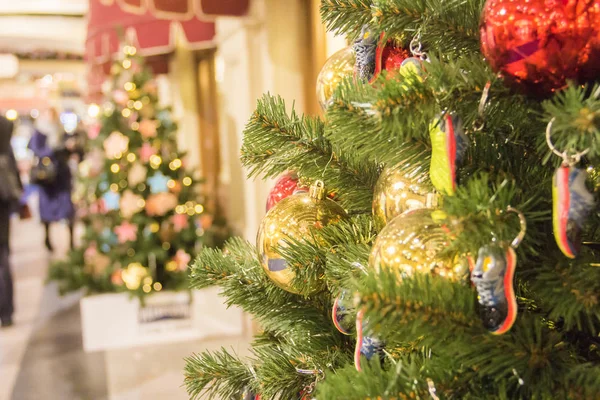 Moskova, Rusya - 06 Aralık 2017:Noel ağacı arka planı ve Noel süslemeleri. Yeşil köknar renkli topları ve oyuncaklar