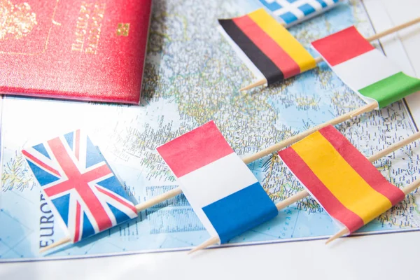 Gekleurde vlaggen van europian landen op een kaart: Frankrijk, Italië, Engeland UK, Spanje, Griekenland, reisbestemming planning concept — Stockfoto