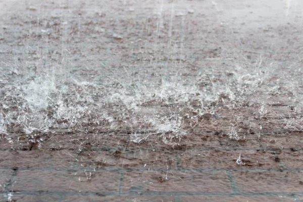 Проливной дождь в городе. Закрыть прямоугольную плитку под водой — стоковое фото