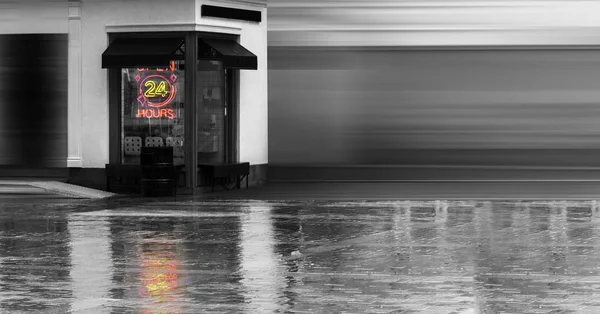 24 uur neonlichten inscriptie op een groot café raam met Italiaanse luifels. Zomer regenachtige avond. — Stockfoto