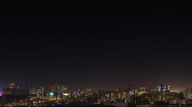 Gece şehir silueti timelapse. Üst hava panoramik