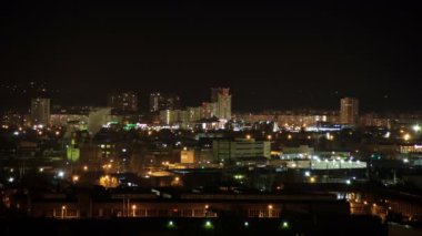Gece 4k şehir silueti timelapse. Yol kavşağı