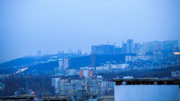 Borús és köd. Építési daruk új — Stock videók