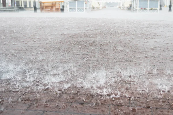 Piogge intense in città. Piazza della città. Chiudi marciapiede con piastrelle rettangolari sott'acqua — Foto Stock