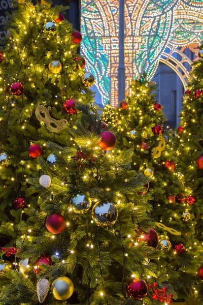 Geschmückter Weihnachtsbaum auf verschwommenem, glitzerndem und märchenhaftem Hintergrund — Stockfoto