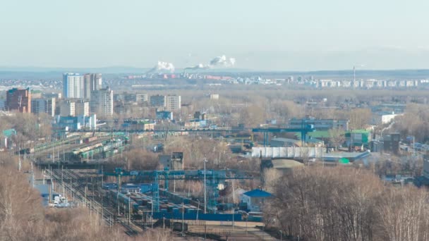 Тімелапсе залізниці в промисловій зоні поблизу жителя — стокове відео