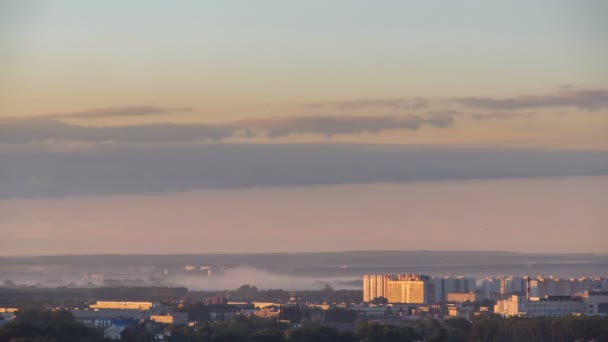 Timelapse de uma paisagem urbana em nevoeiro — Vídeo de Stock