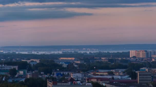 Timelapse de uma paisagem urbana em nevoeiro — Vídeo de Stock