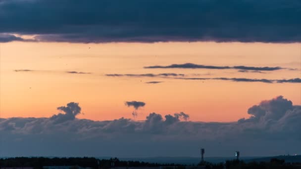 Nuvens de tempestade épicas ao pôr do sol sobre a cidade — Vídeo de Stock