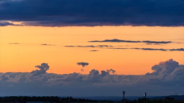 Nuvens de tempestade épicas ao pôr do sol sobre a cidade — Vídeo de Stock