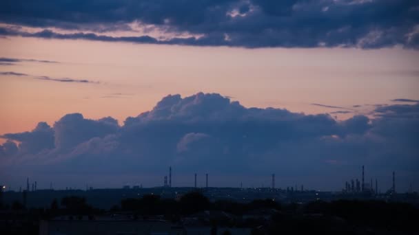 Nuvens de tempestade épicas ao pôr do sol sobre a cidade — Vídeo de Stock