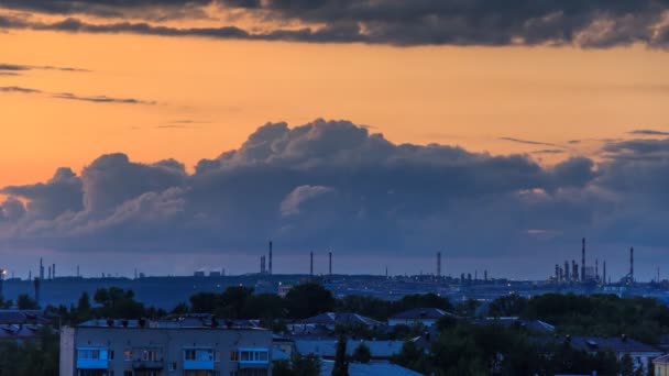 Nuvens de tempestade épicas ao pôr do sol sobre a cidade — Vídeo de Stock