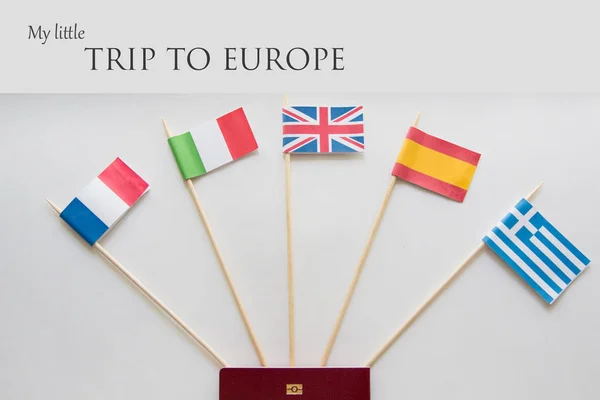 Färgade flaggor av länder: Frankrike, Italien, England Storbritannien, Spanien, Grekland, reseplan. Affisch med skylt — Stockfoto
