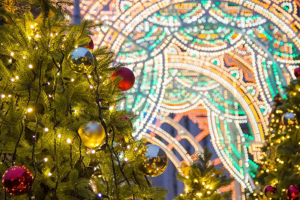 Schöne verschwommene Weihnachtsbeleuchtung an geschmückten Tannenbäumen am Abend — Stockfoto