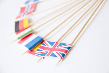 Çeşitli ülkelerin minyatür kağıt bayrakdemet: İngiltere, Almanya, İsveç, Norveç, İtalya, Fransa, İspanya