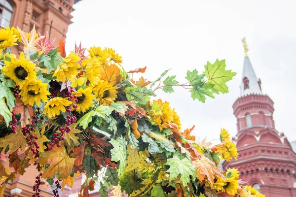Kleurrijke esdoorn bladeren, zonnebloemen en meidoorn bessen. Prachtig ontworpen herfst decor op het Rode plein in Moskou. — Stockfoto