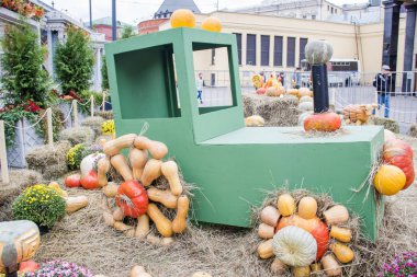 Moskova, Rusya - 06 Ekim 2017: Sonbahar sezonu fuarında komik traktör heykeli. Balkabazlıktan yapılmış tekerlekler