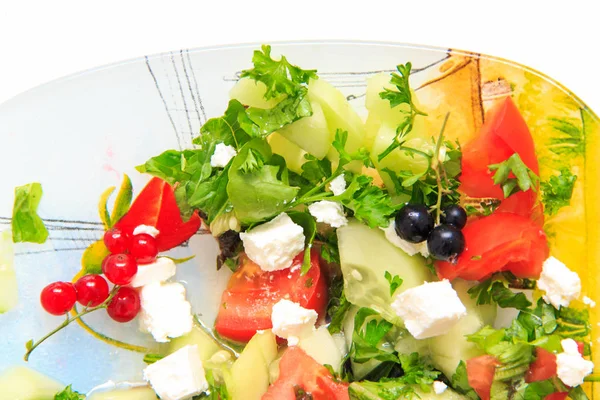 Frischer Sommersalat mit weichem Feta-Käse und ein paar Beeren. — Stockfoto