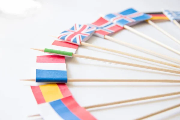 Bos van miniatuur papier vlaggen van verschillende landen: Griekenland, Duitsland, Zweden, Noorwegen, Engeland, Italië, Frankrijk, Spanje, Rusland — Stockfoto