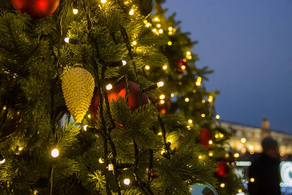 Urlaub in Moskau. auf dem Platz leuchtet ein Weihnachtsbaum, geschmückt mit Kugeln und wunderschönem Weihnachtsspielzeug aus nächster Nähe. — Stockfoto