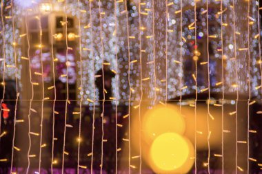 Renkli ampuller. Noel sokak süslemeleri, şehirde yeni yıl hazırlığı. Soyut bulanık arka plan