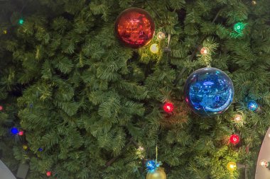 Noel ağacı arka plan ve Noel süsleri