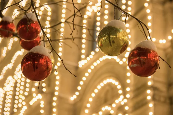 Weihnachtsdekoration an der Fassade, bunte Weihnachtslichter, nächtliche Illumination der Stadt. Neujahr in Moskau, Russland. Starker Schneefall — Stockfoto