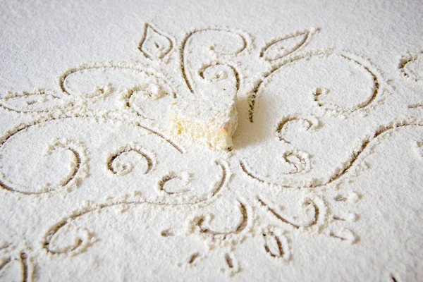 Διακοσμητικά στοιχεία ζωγραφισμένα στο χέρι. Κέικ σε σχήμα καρδιάς καλυμμένο με λευκό αλεύρι και ζάχαρη — Φωτογραφία Αρχείου